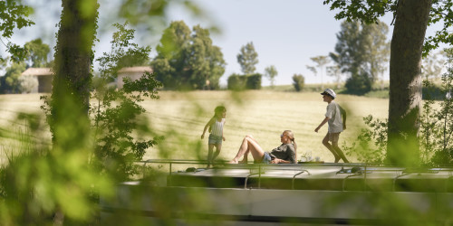 Momenten van vreugde en vrijheid met kinderen die lopen en lachen op het dak van een aangemeerd kanaalboot.